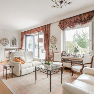 SOUS OFFRE !! Sapinière : Superbe maison 4 chambres, bureau + beau jardin 