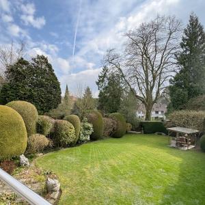 SOUS OFFRE !! Sapinière : Superbe maison 4 chambres, bureau + beau jardin 
