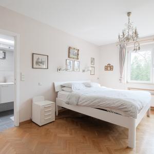 SOUS OFFRE !! Sapinière : Superbe maison 4 chambres, bureau + beau jardin 