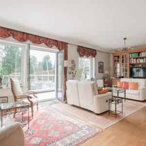 SOUS OFFRE !! Sapinière : Superbe maison 4 chambres, bureau + beau jardin 