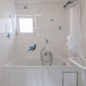 SOUS OFFRE !! Sapinière : Superbe maison 4 chambres, bureau + beau jardin 