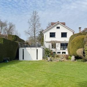 SOUS OFFRE !! Sapinière : Superbe maison 4 chambres, bureau + beau jardin 