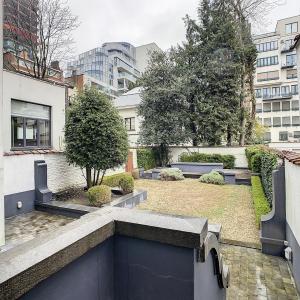 Châtelain : Beau duplex rez-de-chaussée avec jardin