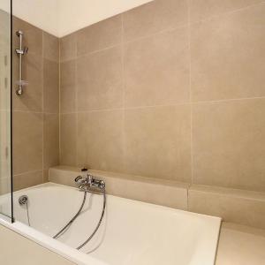 Châtelain : Beau duplex rez-de-chaussée avec jardin