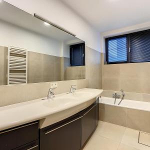 Châtelain : Beau duplex rez-de-chaussée avec jardin