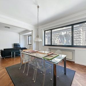 Petit Sablon : Charmant appartement meublé de 2 CH. + balcon