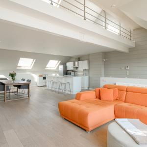 SOUS OFFRE !! Châtelain : Magnifique duplex penthouse rénové + terrasses