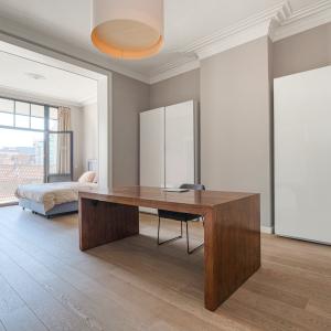 SOUS OFFRE !! Châtelain : Magnifique duplex penthouse rénové + terrasses