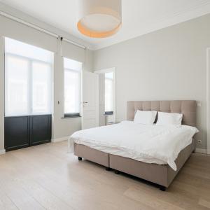 SOUS OFFRE !! Châtelain : Magnifique duplex penthouse rénové + terrasses