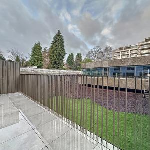 Collège 17 : Beau RDC neuf + vaste terrasse + parking