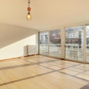 VDK/Churchill : Bel appartement moderne + balcon