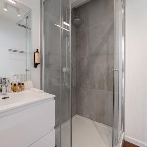Molière: Appartement rénové 4 ch, 4 sdd Possibilité terrasse