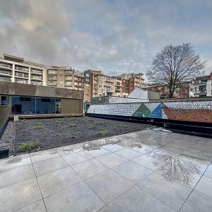Collège 17 : Beau RDC neuf + vaste terrasse + parking