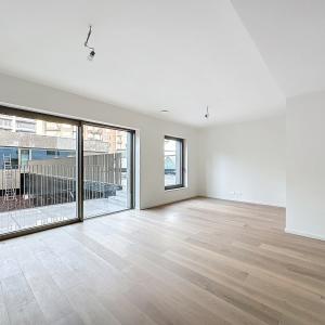 Collège 17 : Beau RDC neuf + vaste terrasse + parking