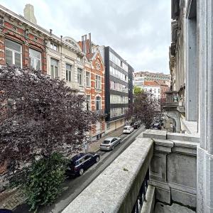 Quartier Louise : Joli flat duplex meublé