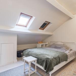 Cinquantenaire: maison de caractère 5/6 ch. 3 sdb et cour