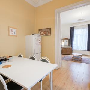 Cinquantenaire: maison de caractère 5/6 ch. 3 sdb et cour