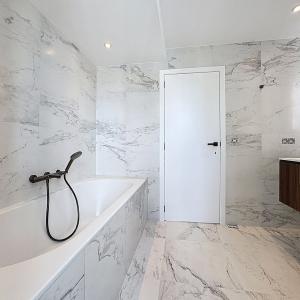 Quartier Molière, penthouse rénové 3 ch avec grande terrasse