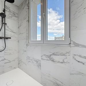 Quartier Molière, penthouse rénové 3 ch avec grande terrasse