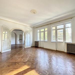 Louise/Châtelain : Somptueux appartement rénové 