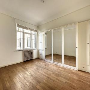 Louise/Châtelain : Somptueux appartement rénové 