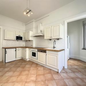 Louise/Châtelain : Somptueux appartement rénové 