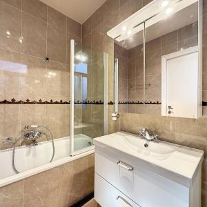 Louise/Châtelain : Somptueux appartement rénové 
