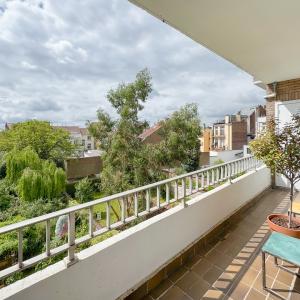 Altitude Cent:  Bel immeuble de rapport 5 unités + garage 