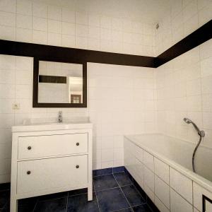 Châtelain/Stéphanie : Superbe duplex rdc avec jardin rénové