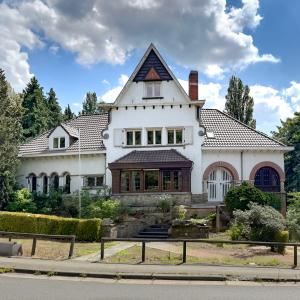 Béchet: magnifique villa, jardin sud, 2 garages, PEB B