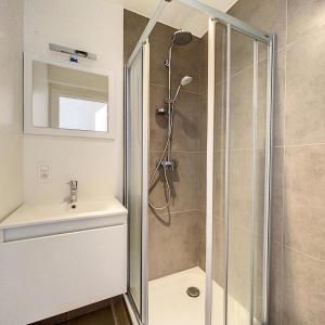 Triomphe : Bel appartement 2 chambres un immeuble récent