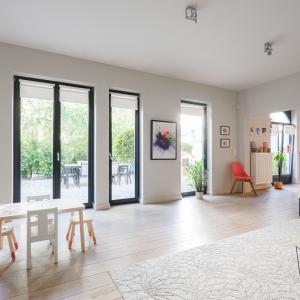 Châtelain : Magnifique arrière maison 3 chambres + bureau 