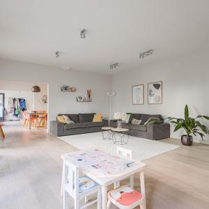 Châtelain : Magnifique arrière maison 3 chambres + bureau 