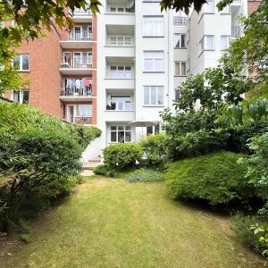 Molière/Pl. C. Meunier : Beau rez de jardin 1 ch. Poss. 2 ch