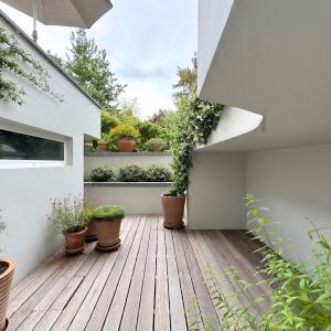 Molière/Pl. C. Meunier : Beau rez de jardin 1 ch. Poss. 2 ch