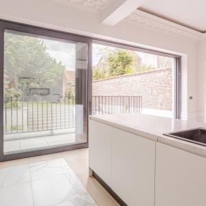 Stéphanie : Superbe rez 2 chambres + jardin remis à neuf 