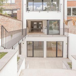 Stéphanie : Superbe rez 2 chambres + jardin remis à neuf 
