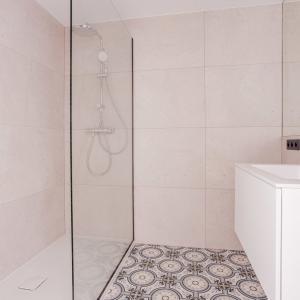 Stéphanie : Superbe rez 2 chambres + jardin remis à neuf 