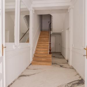 Stéphanie : Superbe rez 2 chambres + jardin remis à neuf 