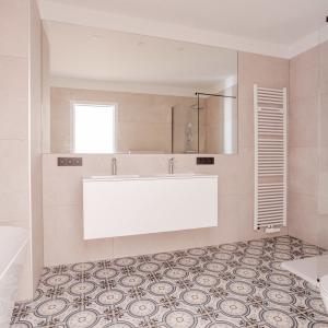 Stéphanie : Superbe rez 2 chambres + jardin remis à neuf 