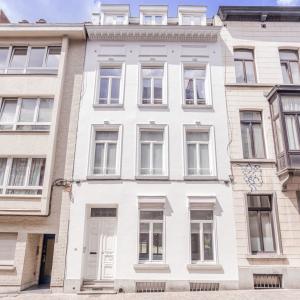 Stéphanie : Superbe rez 2 chambres + jardin remis à neuf 