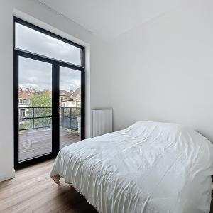 Square Ambiorix : Bel appartement meublé + grande terrasse