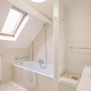 Béchet: Magnifique villa, jardin sud, 2 garages, PEB B