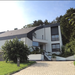 Villa d'exception avec piscine, terrain de tennis + 2 lots 