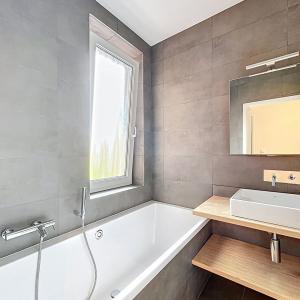 Cavell/Churchill : Bel appartement 2 chambres + balcon