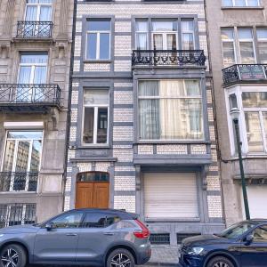 Place Poelaert : Beau rez-de-chaussée avec jardin meublé