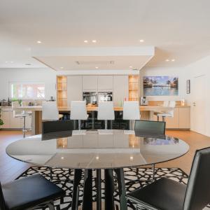 Villa contemporaine sur terrain de ± 27 ares avec piscine