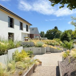Villa contemporaine sur terrain de ± 27 ares avec piscine