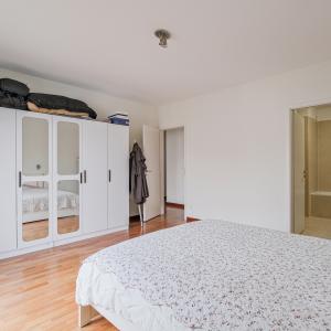 SOUS OFFRE ! Châtelain : Bel appartement 2 chambres + terrasse + parking