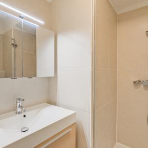 SOUS OFFRE ! Châtelain : Bel appartement 2 chambres + terrasse + parking